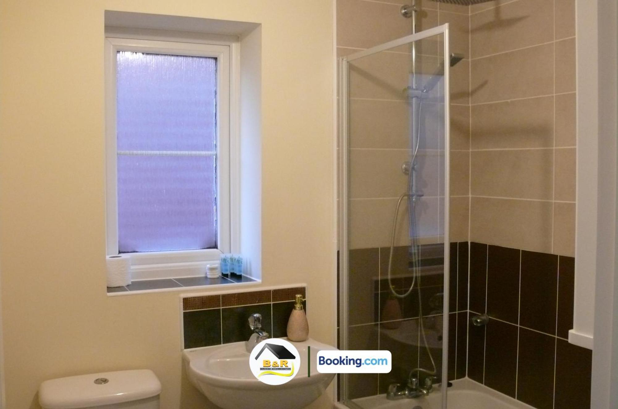3 Bedroom House By B And R Serviced Accommodation Amesbury With Super Fast Wi-Fi 145Mbps 외부 사진
