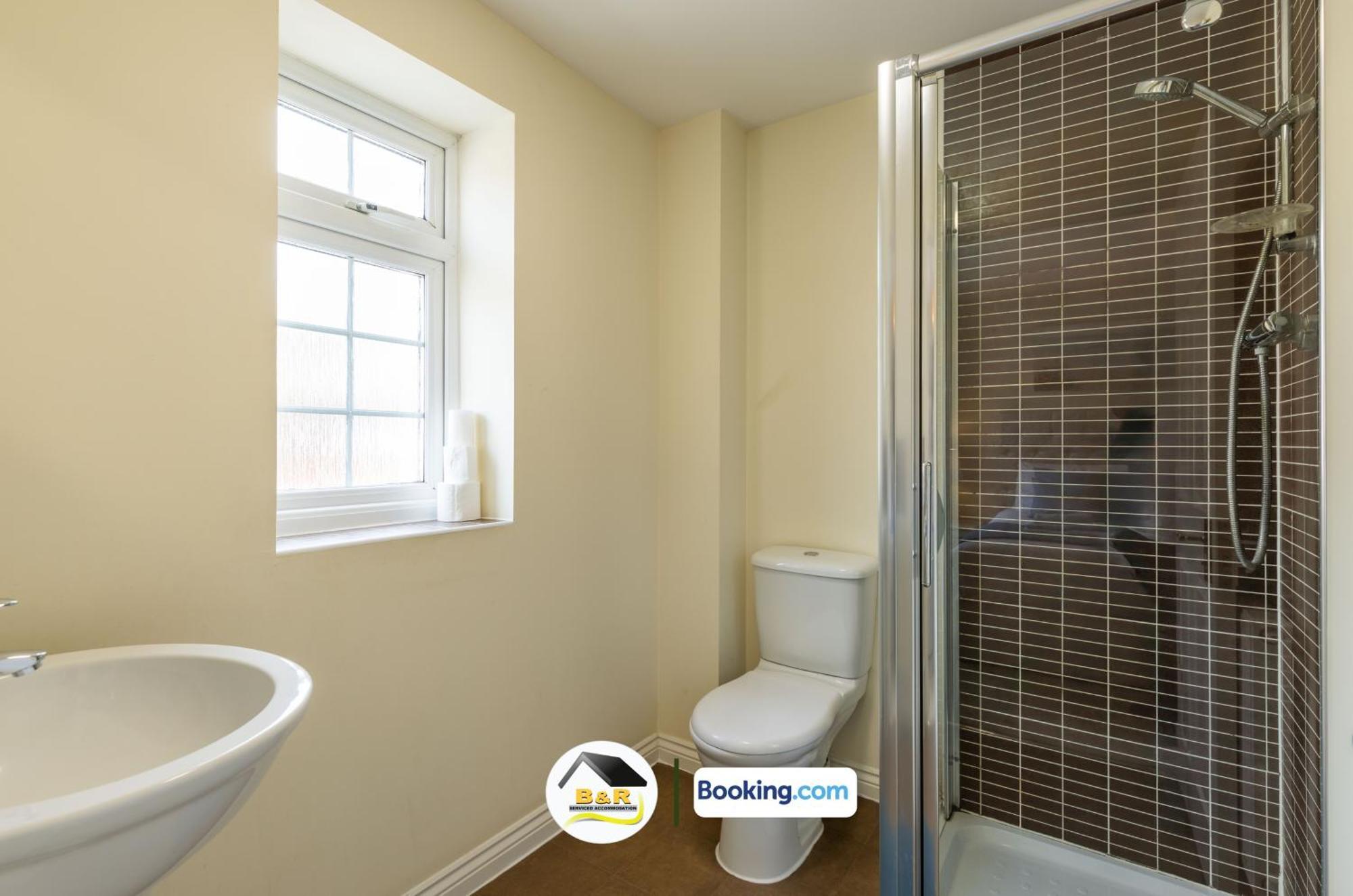 3 Bedroom House By B And R Serviced Accommodation Amesbury With Super Fast Wi-Fi 145Mbps 외부 사진
